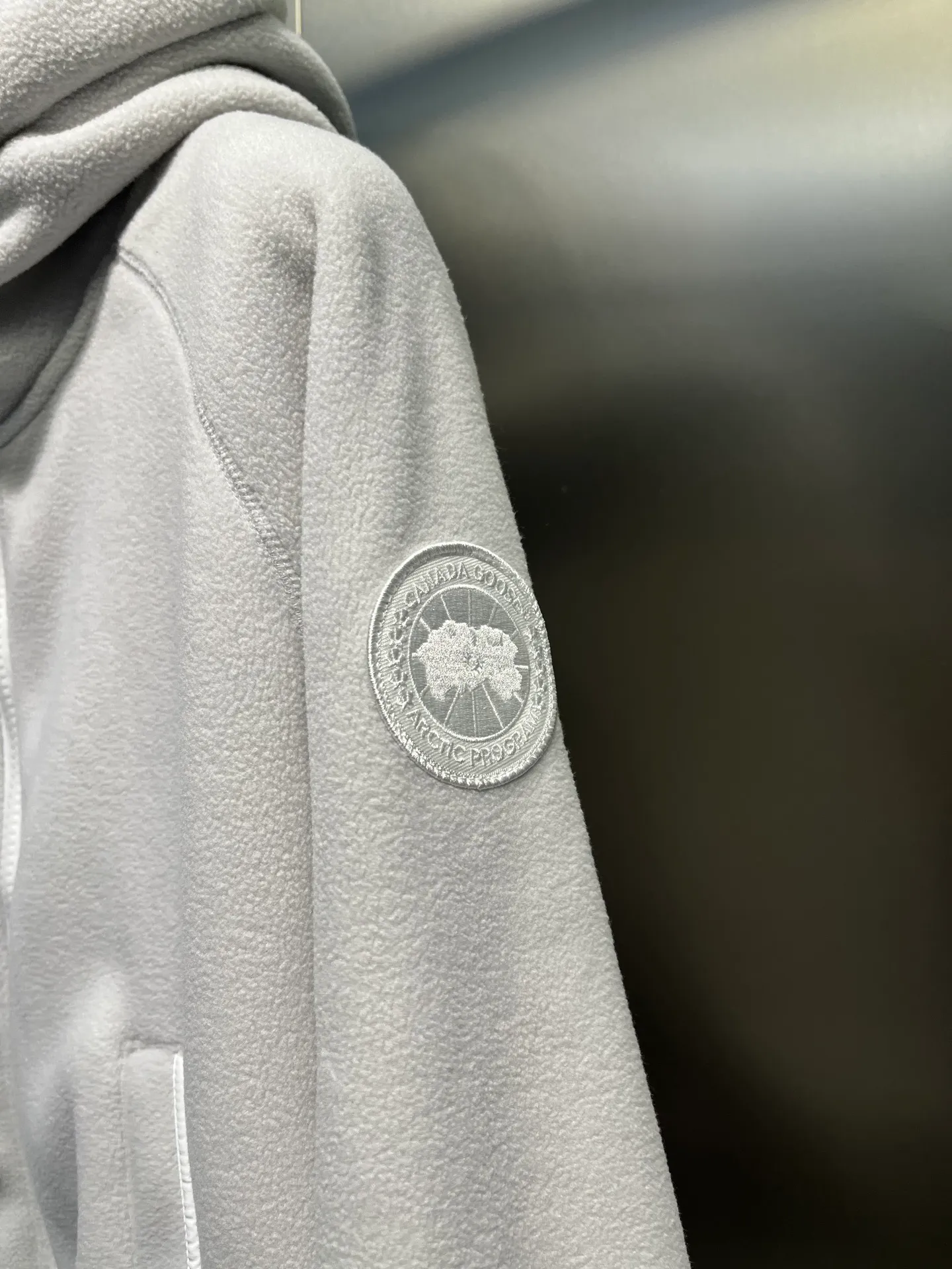 P560 Canada Goose🌟Canada Goose Chilliwack hooded wool fleece long-sleeved bomber jacket Kind Fleece wool fleece fabric The new generation of Kind Fleece wool fleece fabric is soft and breathable. It is made of 62% sustainable wool, 18% TENCEL™ Lyocell sustainable plant fiber, and 13% Sorona® biopolymer derived from corn sugar.  Size: s-xl